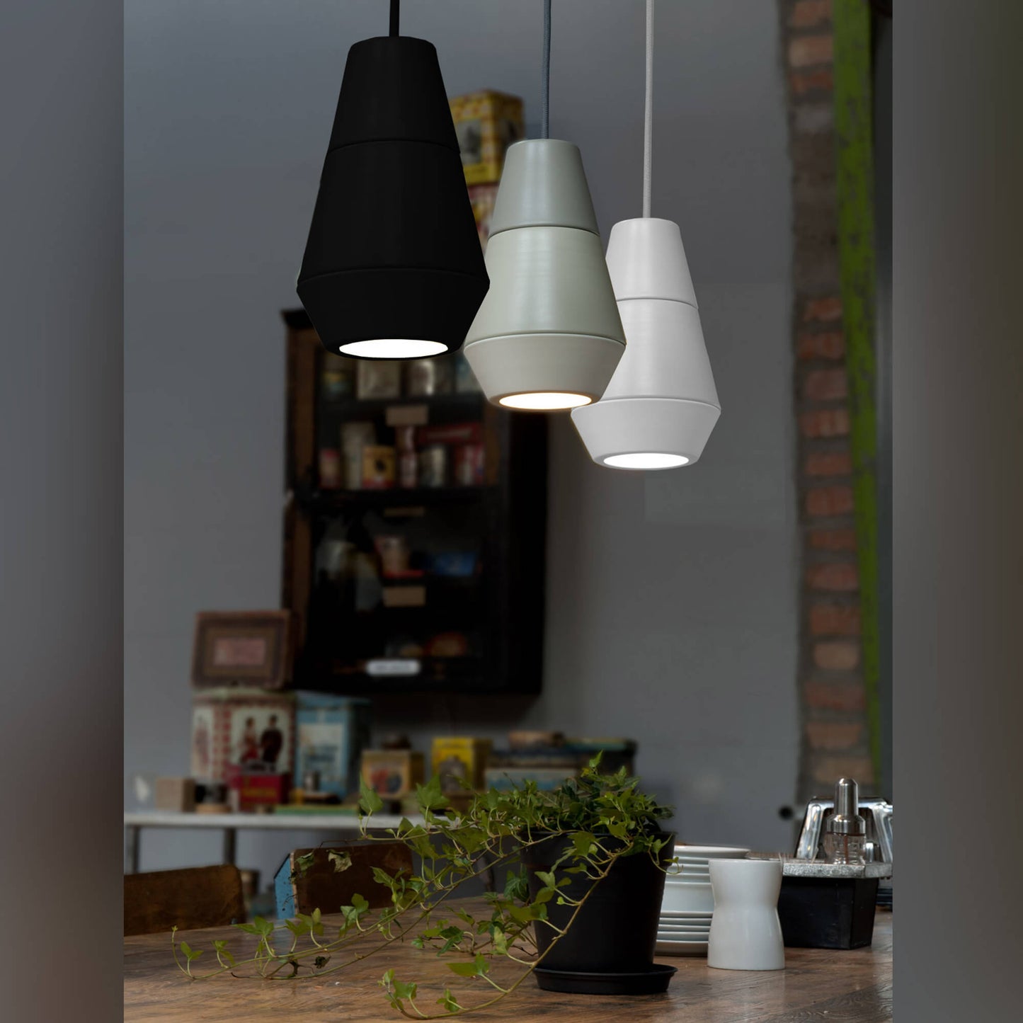 miljøbillede af Ili-ili La lava pendeler i sort, hvid og grå fra Gropa Products
