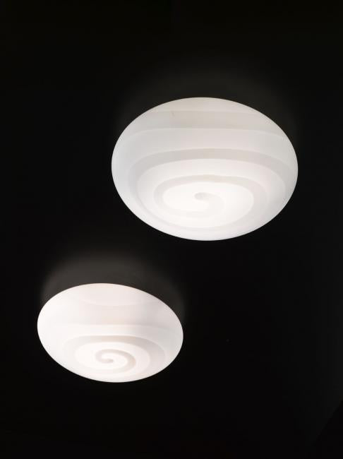 Alice væg loftlamper i opalhvidt glas med mønster fra Selene illuminazione