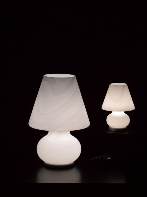 Alice 2422 og 2423 i Opal hvid med mønstre i bordlampe fra Selene