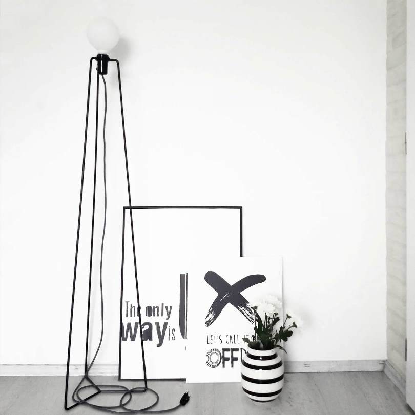 Model M1 i sort stel gulvlampe fra GrupaProducts