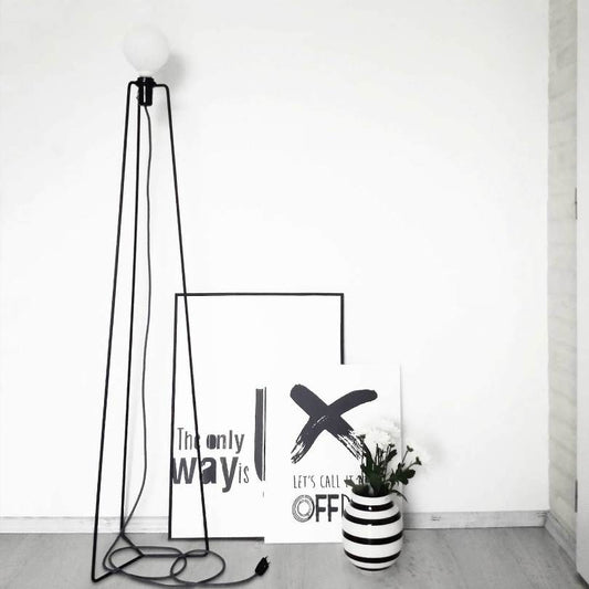 Model M1 i sort stel gulvlampe fra GrupaProducts
