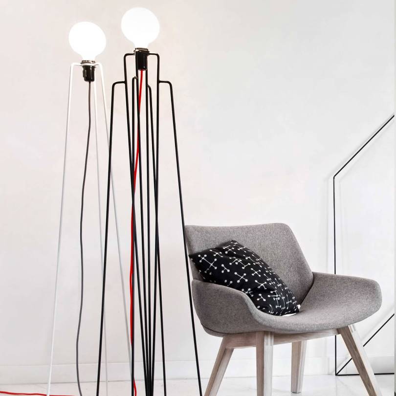 Model M1 i sort og hvidt stel gulvlampe fra Grupa Products