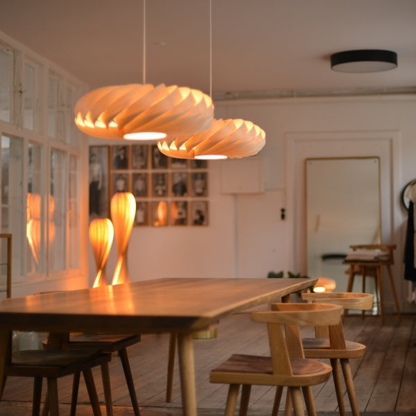 Stemningsbillede af tr5 i natural samt tr7 gulvlamper i bagrunden