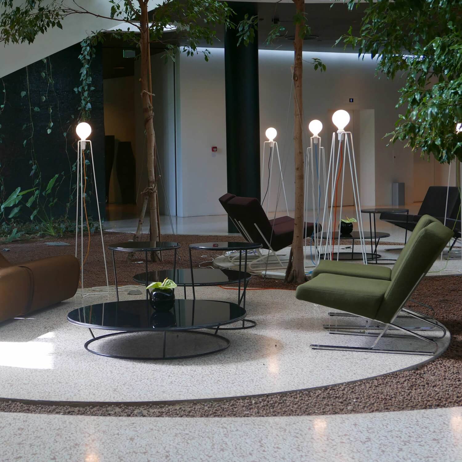 Model M1 og M3 i hvidt stel gulvlampe fra Grupa Products