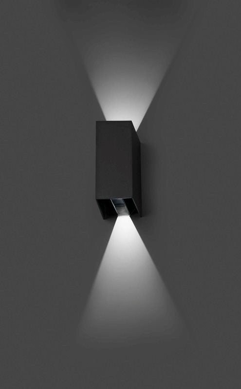 Blind udendørslampe i antrasitgrå med smal stråle op ned