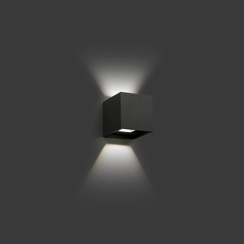 miljøbillde af Olan udendørslampe i antrasitgrå med lige meget lys op / ned