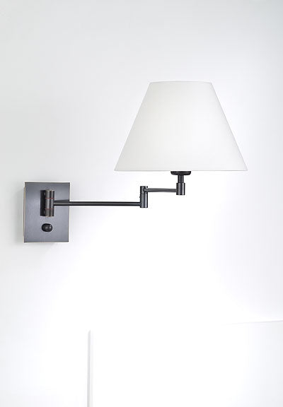 8140 væglampe i håndbørstet gammel bronze og hvid skærm