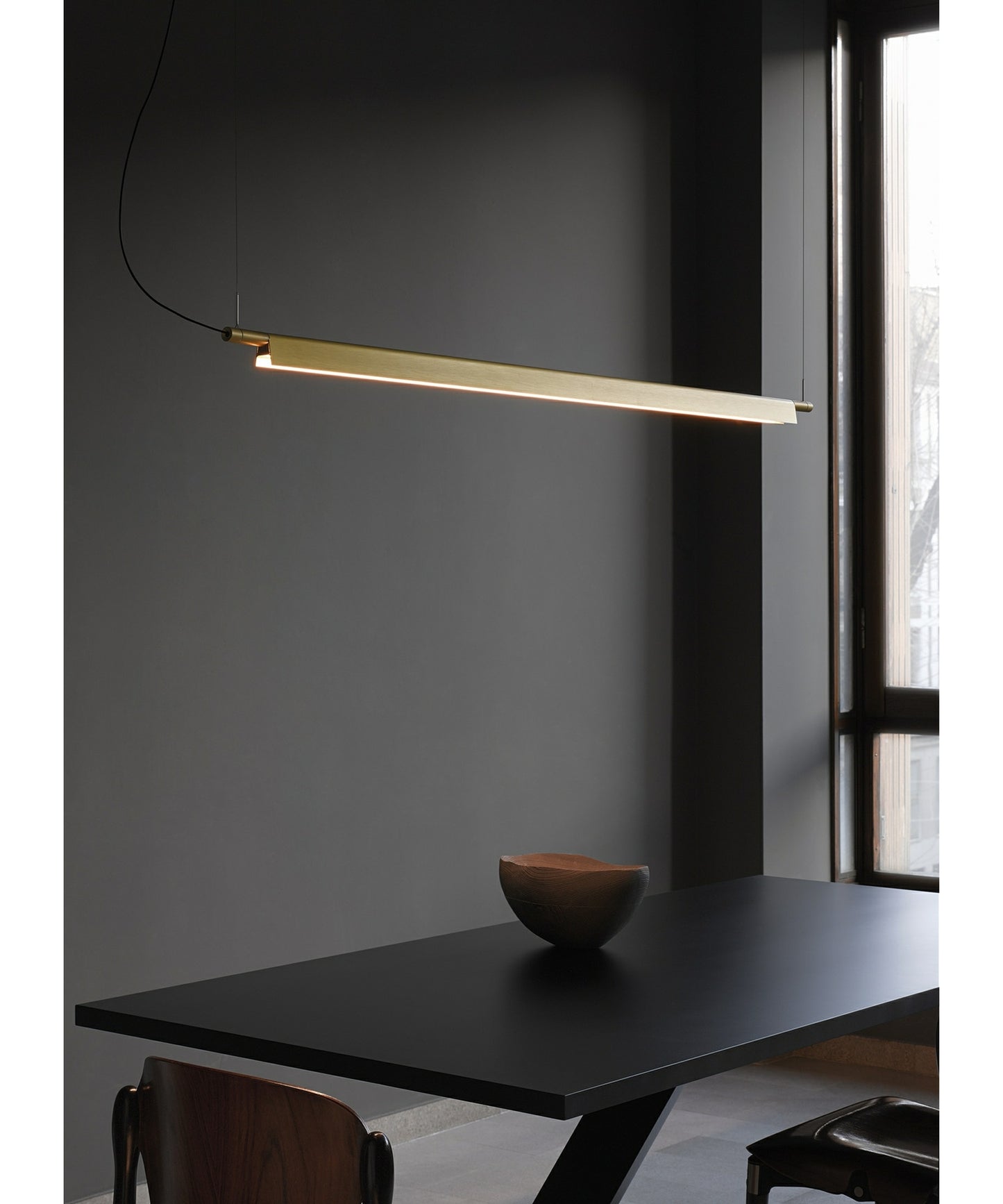 Miljøbillede af D81B Compendium i messing over spisebord pendel Luce Plan