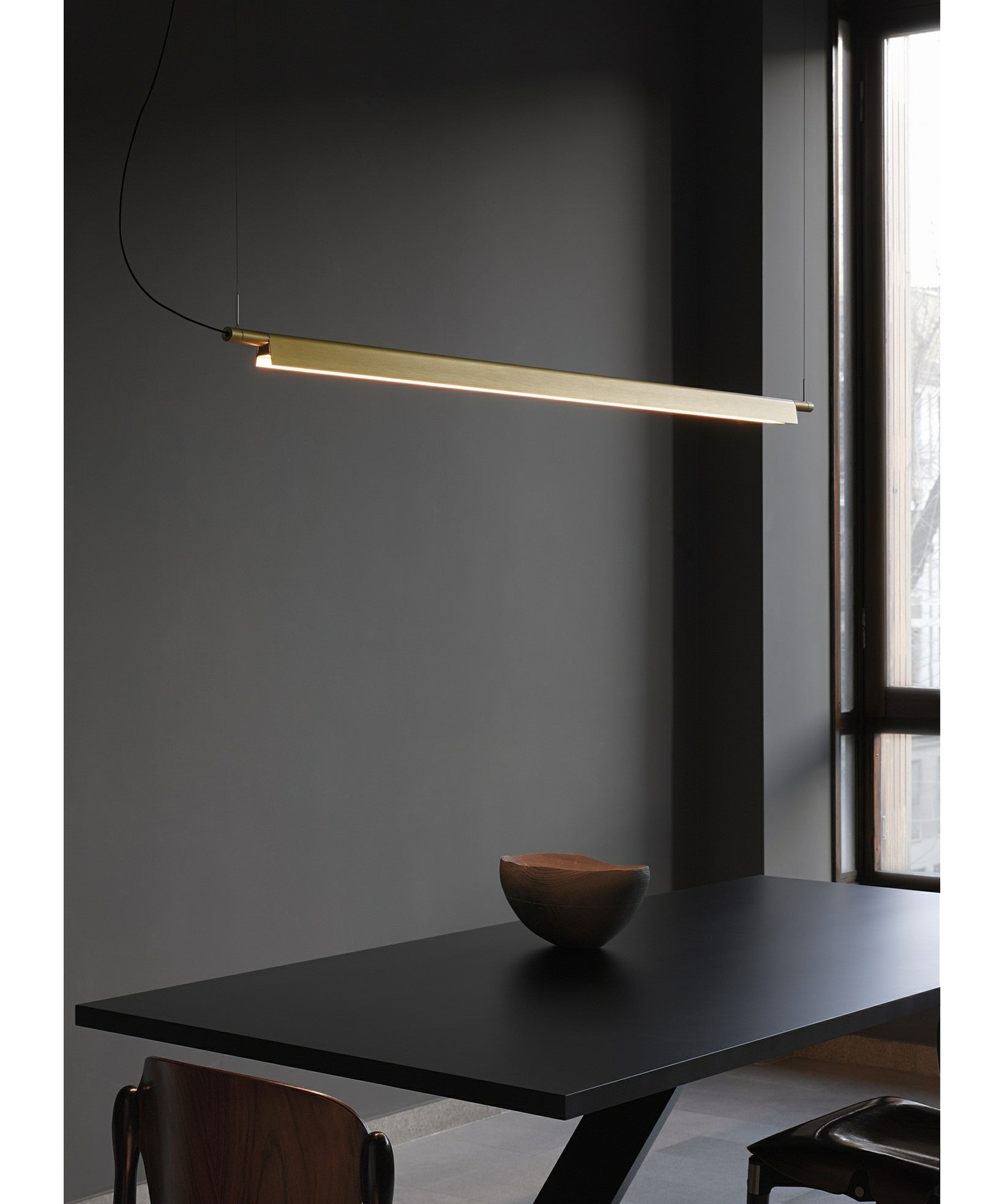 Miljøbillede af D81B Compendium i messing over spisebord pendel Luce Plan