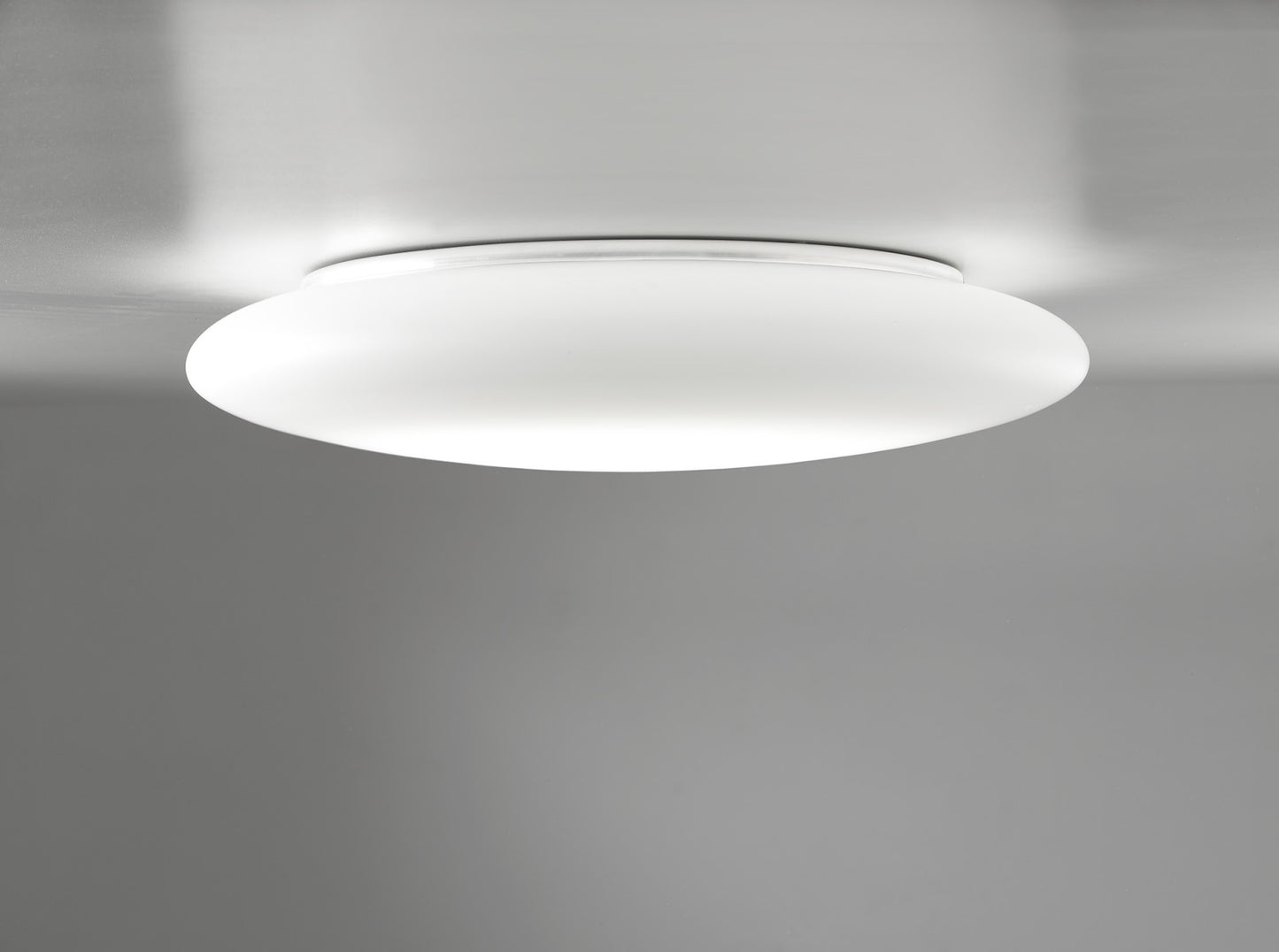 Miljøbillede af Mentos væg loftlampe set fra side Ai Lati