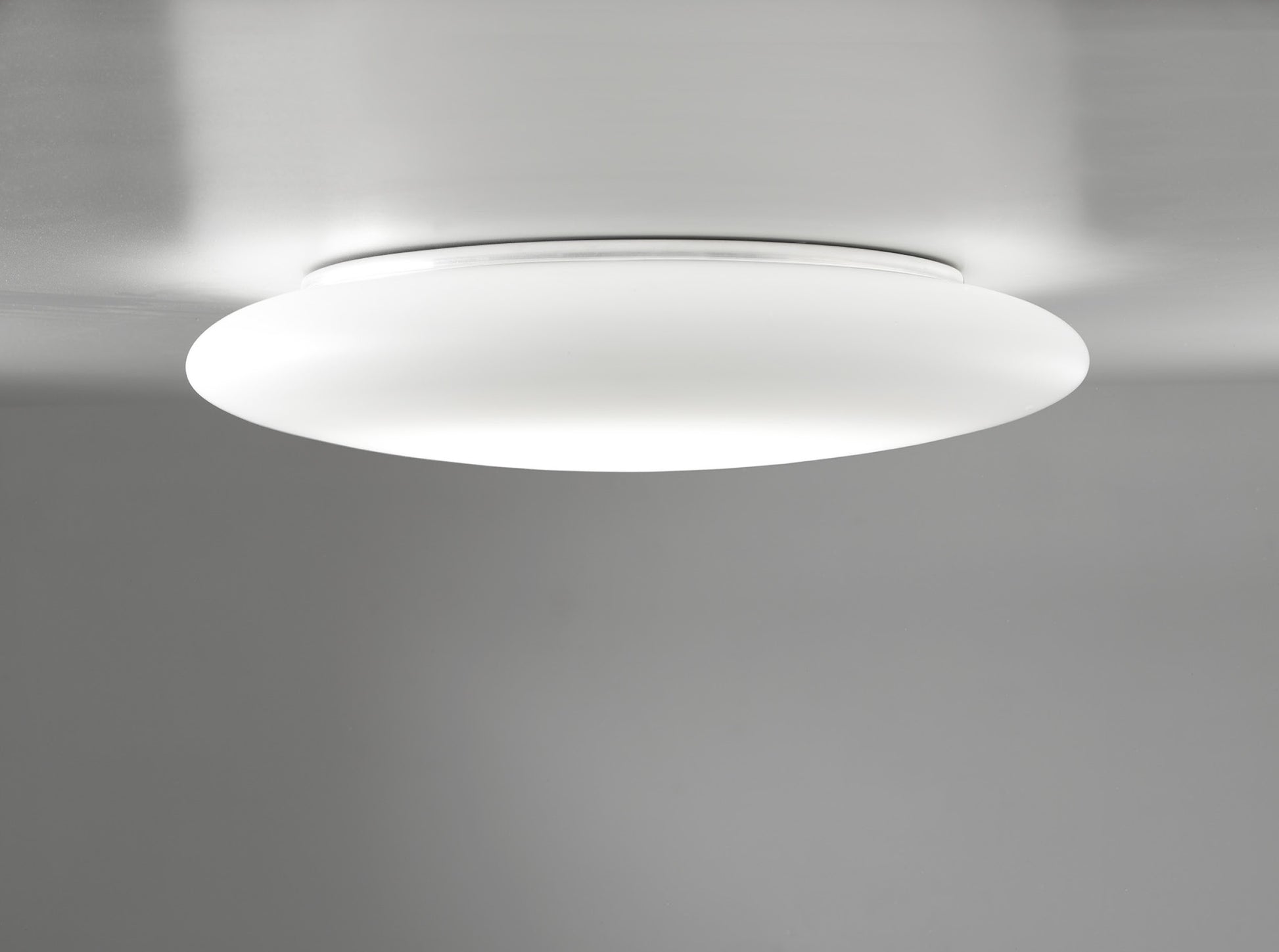 Miljøbillede af Mentos væg loftlampe set fra side Ai Lati