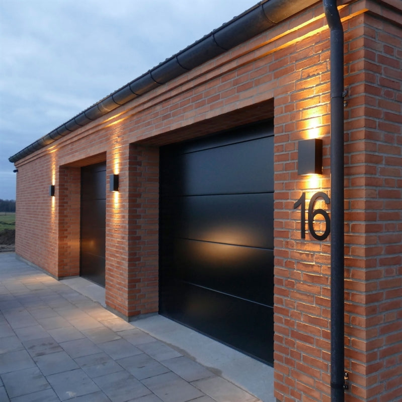 Miljøbillede af antracit Fjong væglampe tændt fra davidsuperlight