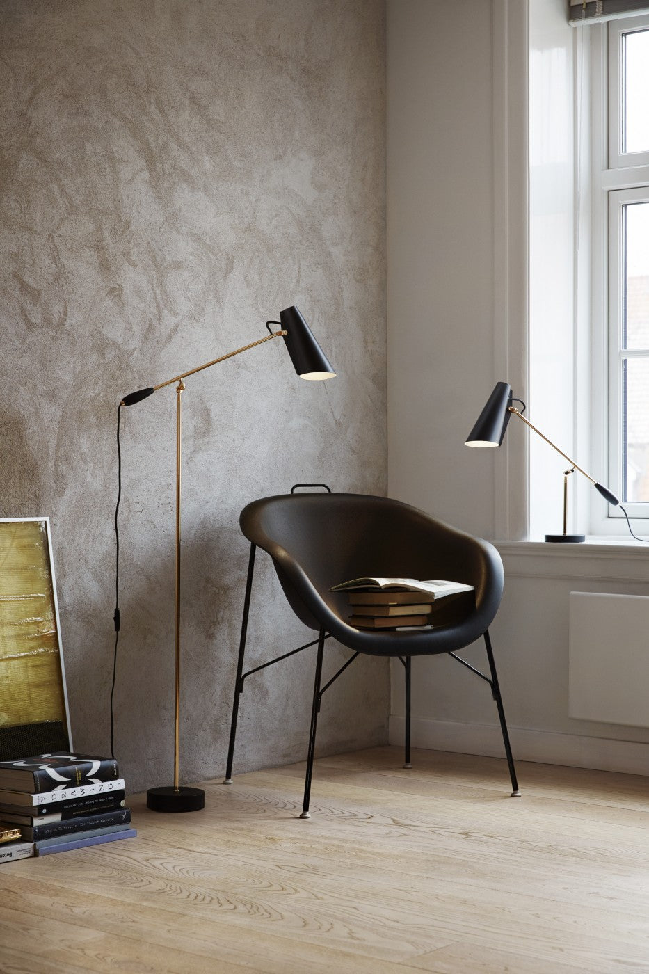 Miljøbillede af Birdy Floor gulvlampe i sort med messing stel fra Northern Lighting