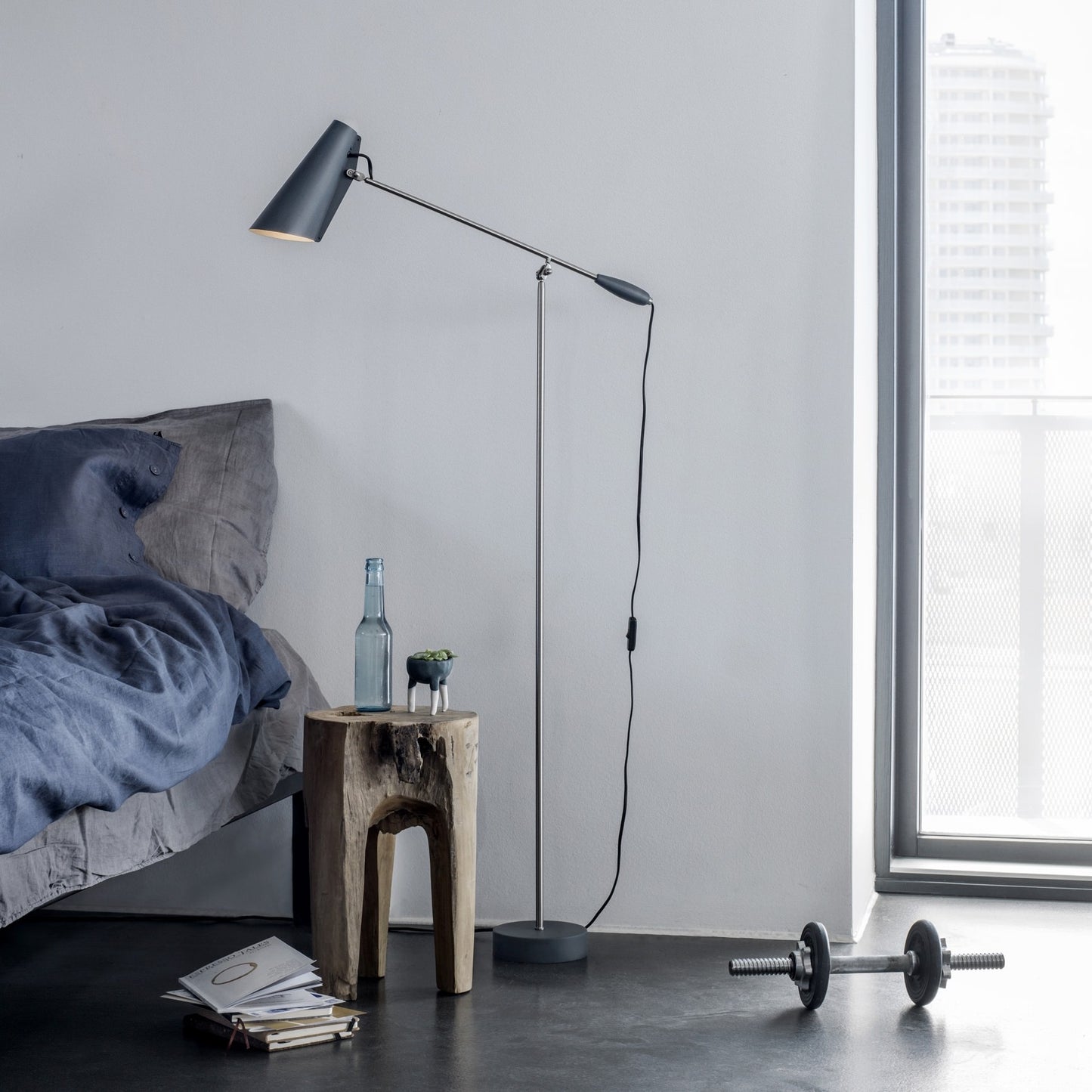 Birdy Floor gulvlampe i sort med messing stel fra Northern Lighting