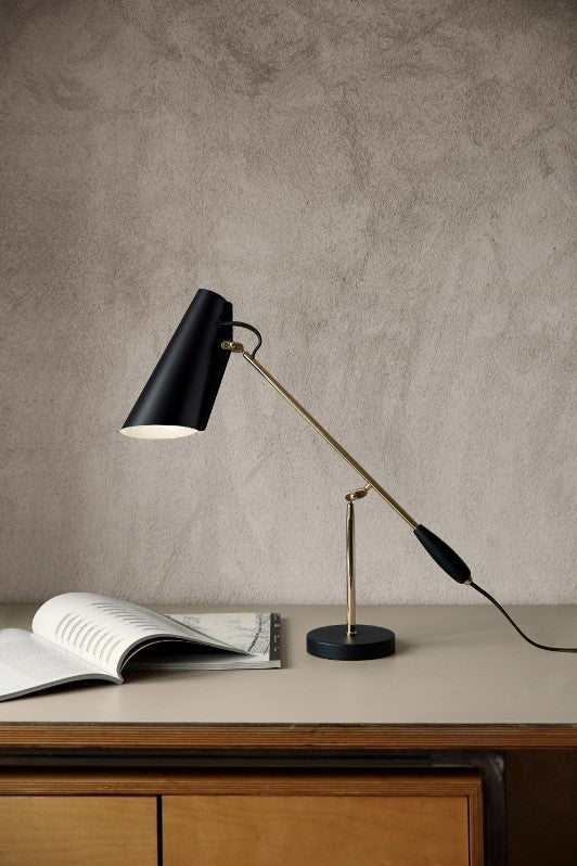 miljøbillede af Birdy Floor bordlampe i mat sort med messing stel fra Northern Lighting