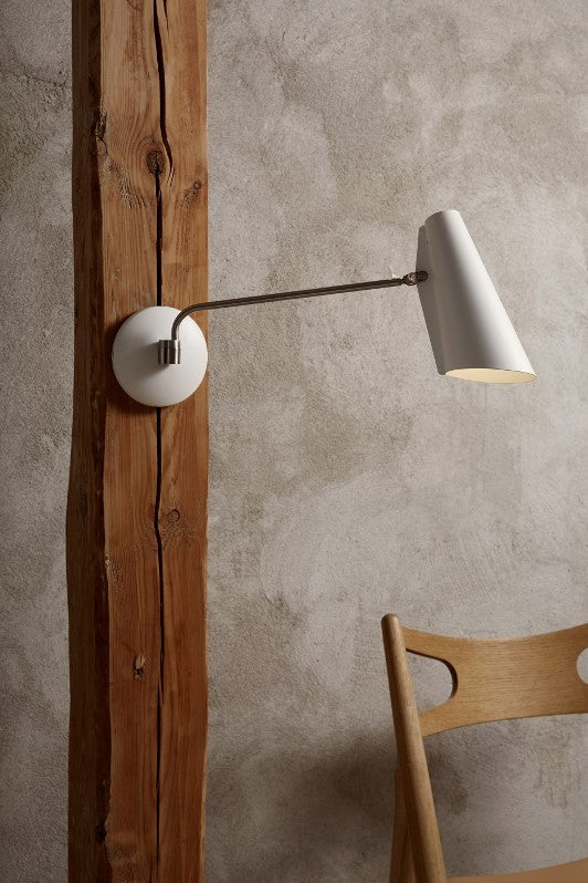 Miljøbillede af Birdy Wall væglampe i hvid med metal farvet stel fra Northern Lighting