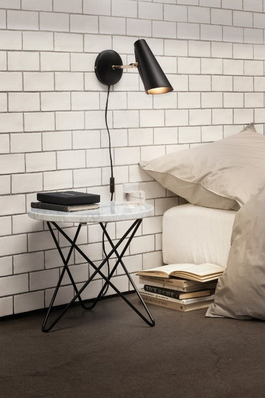 Miljøbillede af Birdy Wall Short væglampe i mat sort med messing stel fra Northern Lighting