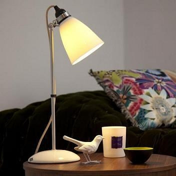 Miljøbillede af Hector Large Dome bordlampe ved sofa fra Original BTC
