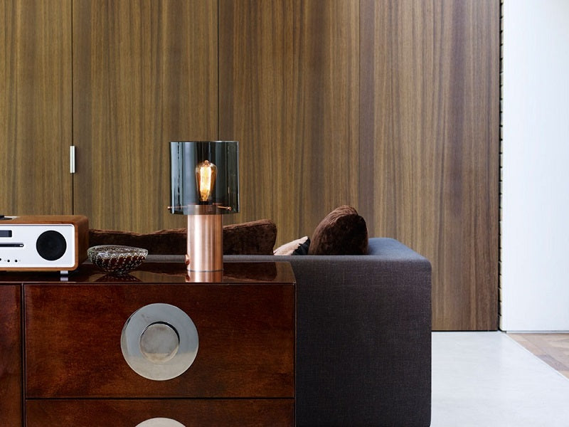 Miljøbillede i stue af Walter bordlampe i kobber og antrasit transperent glas