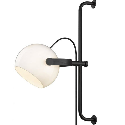 D. C. Opalic lang væglampe fra Halo Design