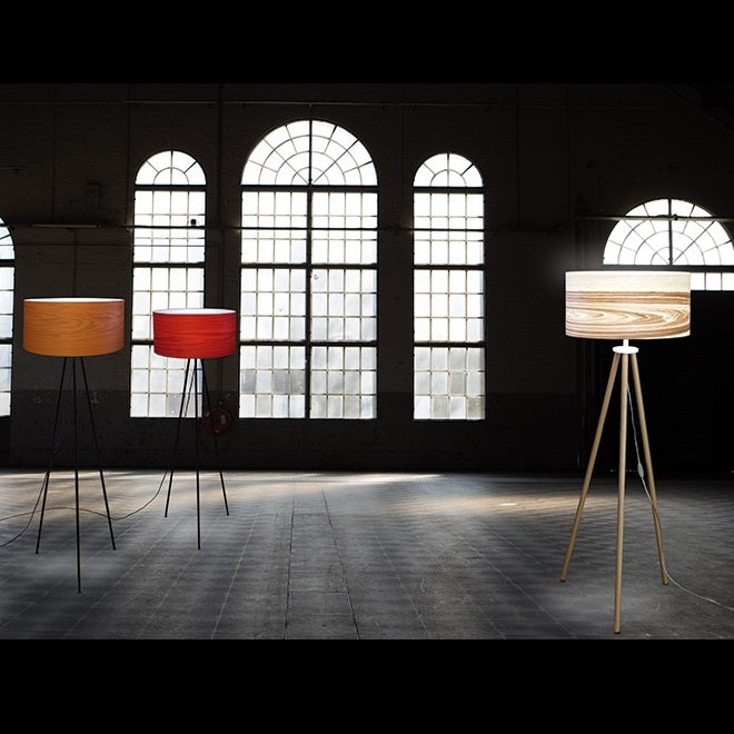 Miljøbillede af Drum gulvlampe vist med honning og rød skærm med metalt ben og en Olivato skærm med træben fra Icono
