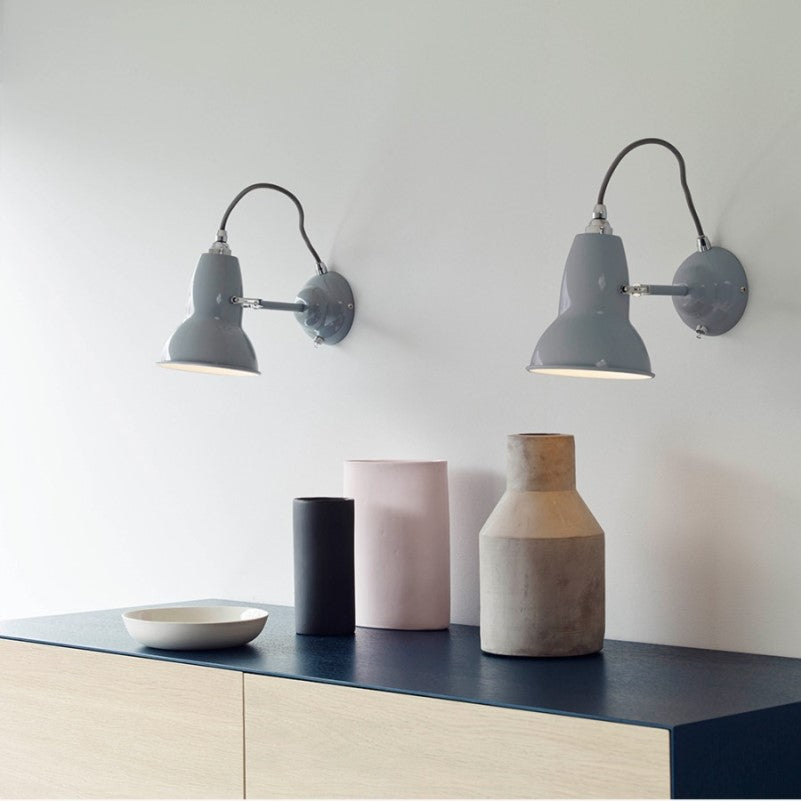 Miljøbillede af original 1227 væglampe i grå