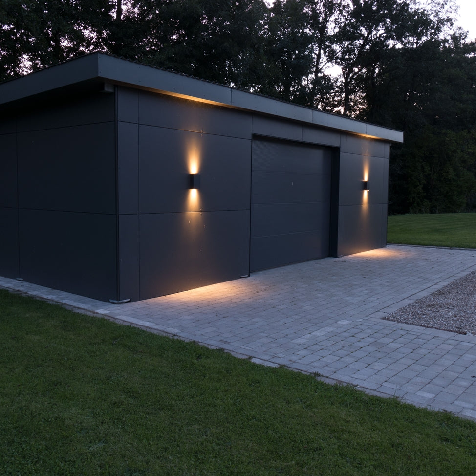 Miljøbillede af sort Fjong væglampe tændt fra david superlight