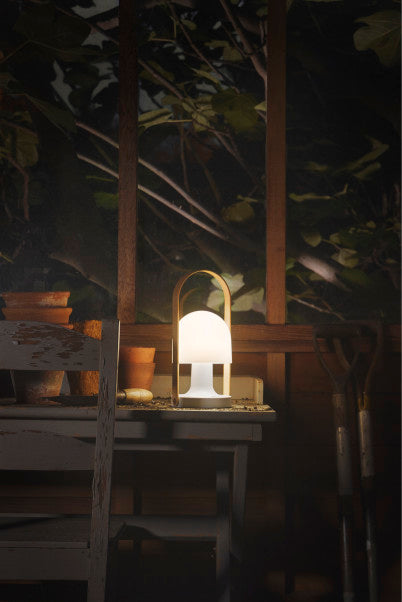 Miljøbillede i udestue af FollowMe LED bordlampe fra Marset designer Inma Bermúdez, 2014