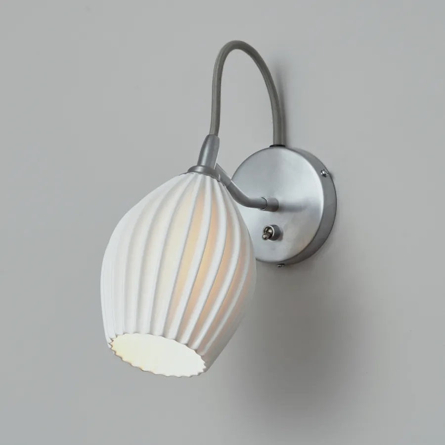 Tændt Fin wall i børstet alu væglampe hvid porcelænskærm Original BTC