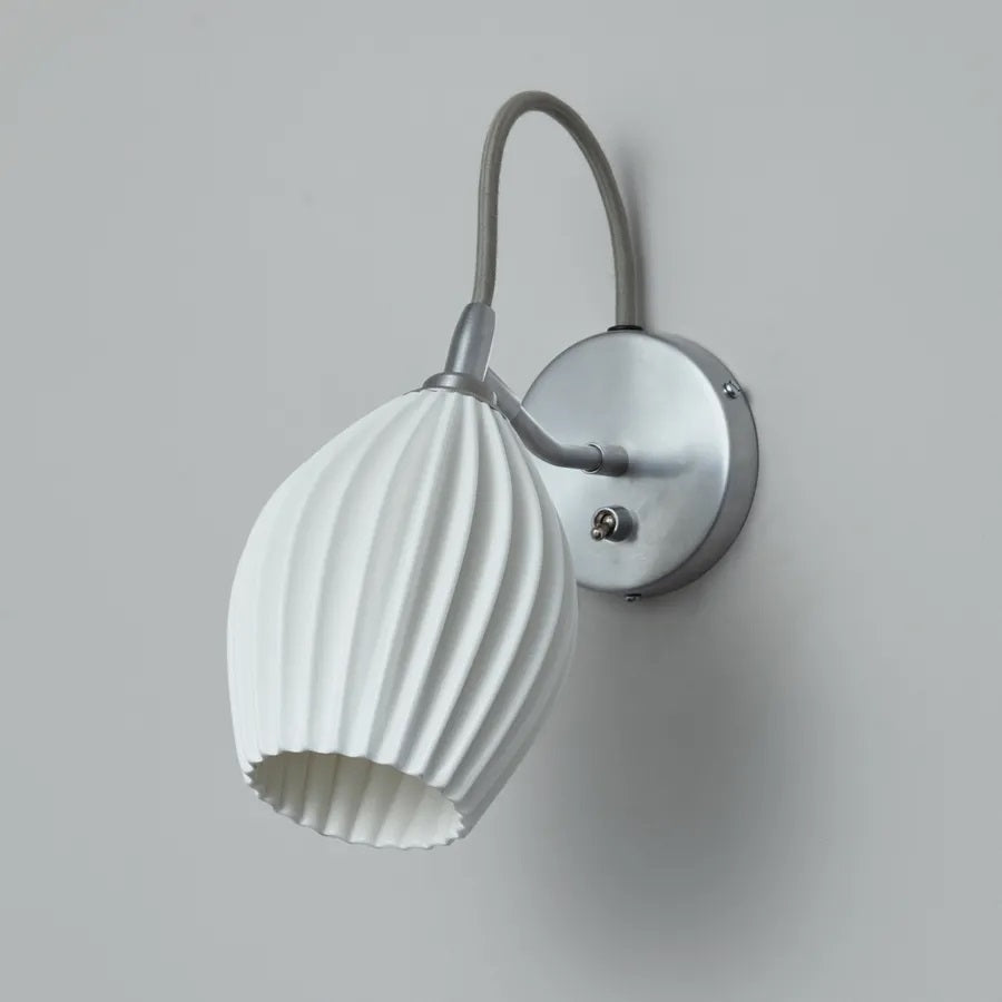 Slukket Fin wall i børstet alu væglampe hvid porcelænskærm Original BTC