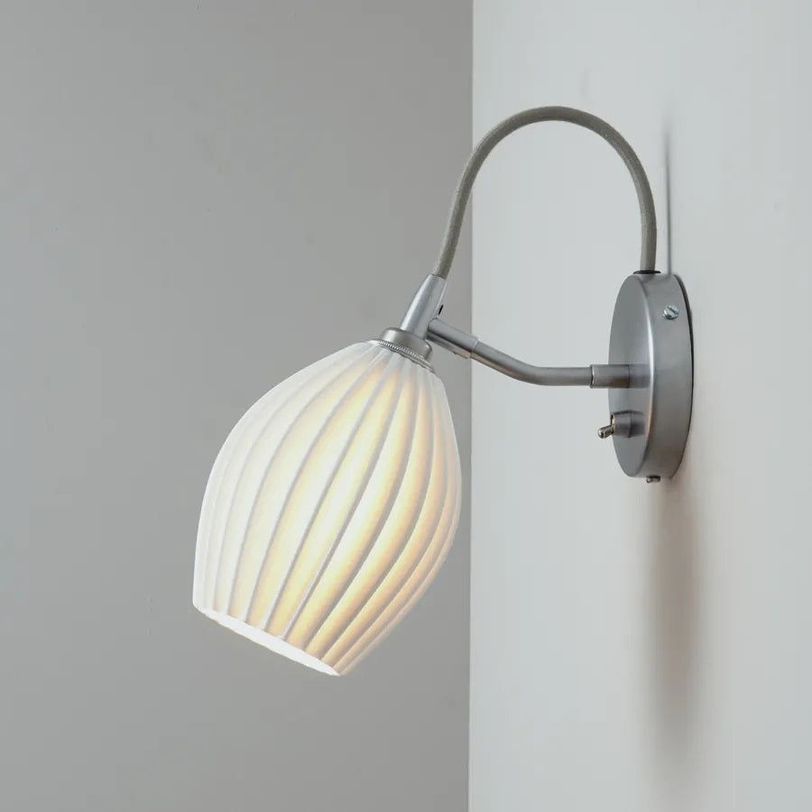 Tændt Fin wall i børstet alu væglampe set fra siden i hvid porcelænskærm Original BTC