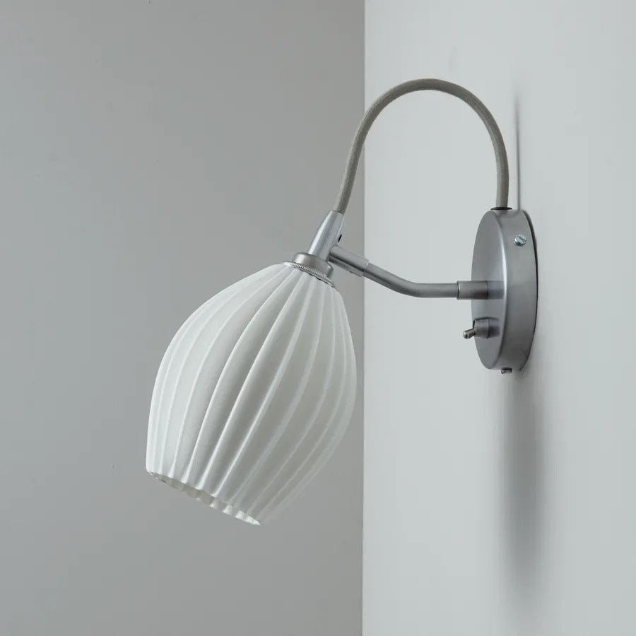 Slukket Fin wall i børstet alu væglampe set fra siden med hvid porcelænskærm Original BTC
