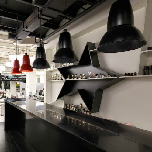 Miljøbillede af original 1227 Giant pendel i jet black og crimson red fra anglepoise