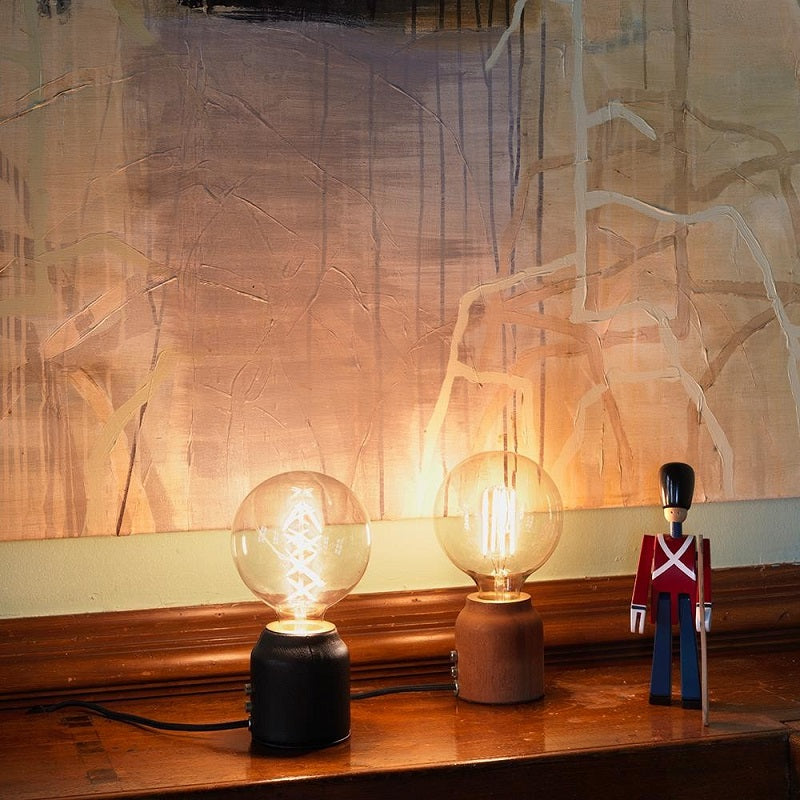 Miljøbillede af Base 1 Bordlampe i sort metal og en lys træsort fra Halo Design