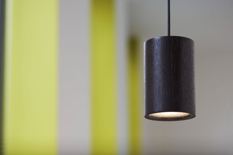Miljøbillede af Solid pendel cylinder sort bejset egetræ fra Trence Woodgate