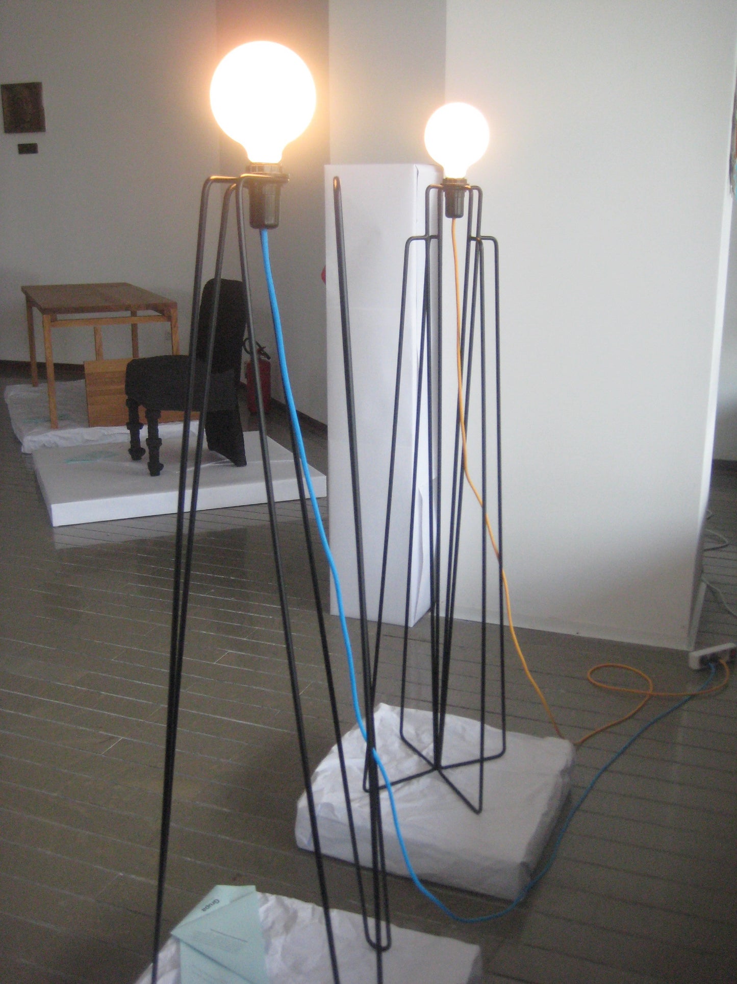 Miljøbillede af Model 1 i sort gulvlampe fra GrupaProducts