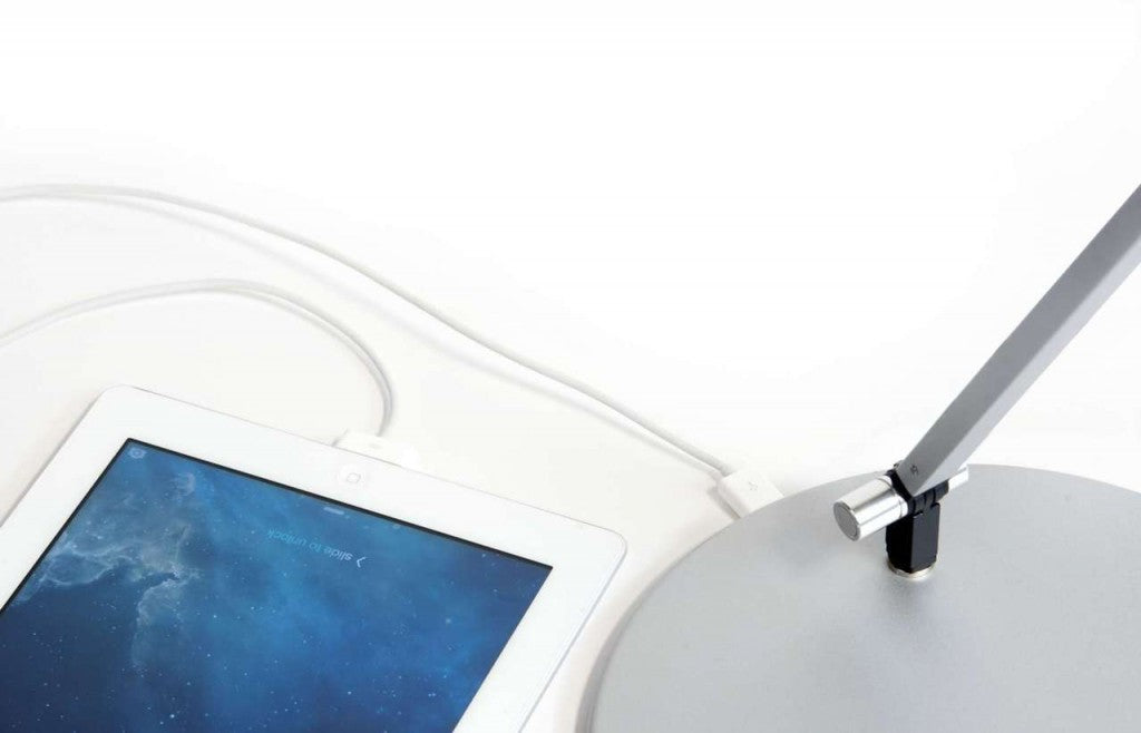 Billede af oplader måde på Mosso gulvlampe i sølvfarvet fra koncept