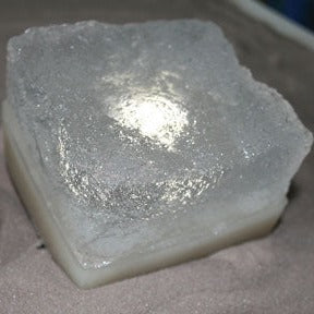 nærbillede af Lys sten CRISTAL klar