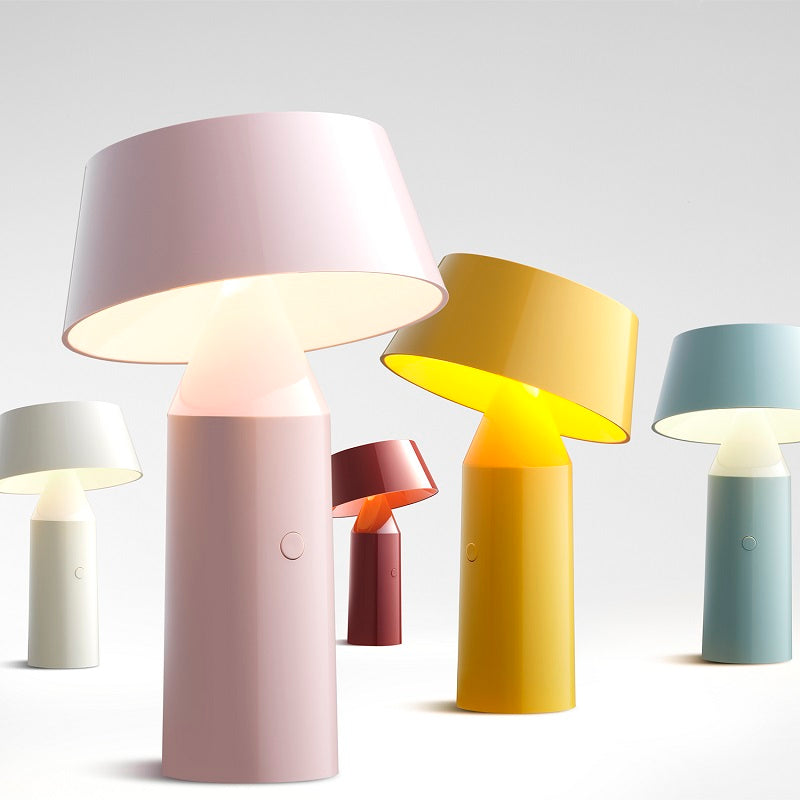 Miljøbillede af flere farver af Bicoca bordlampe fra Marset