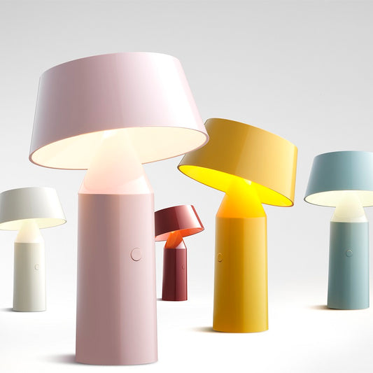Miljøbillede af flere farver af Bicoca bordlampe fra Marset