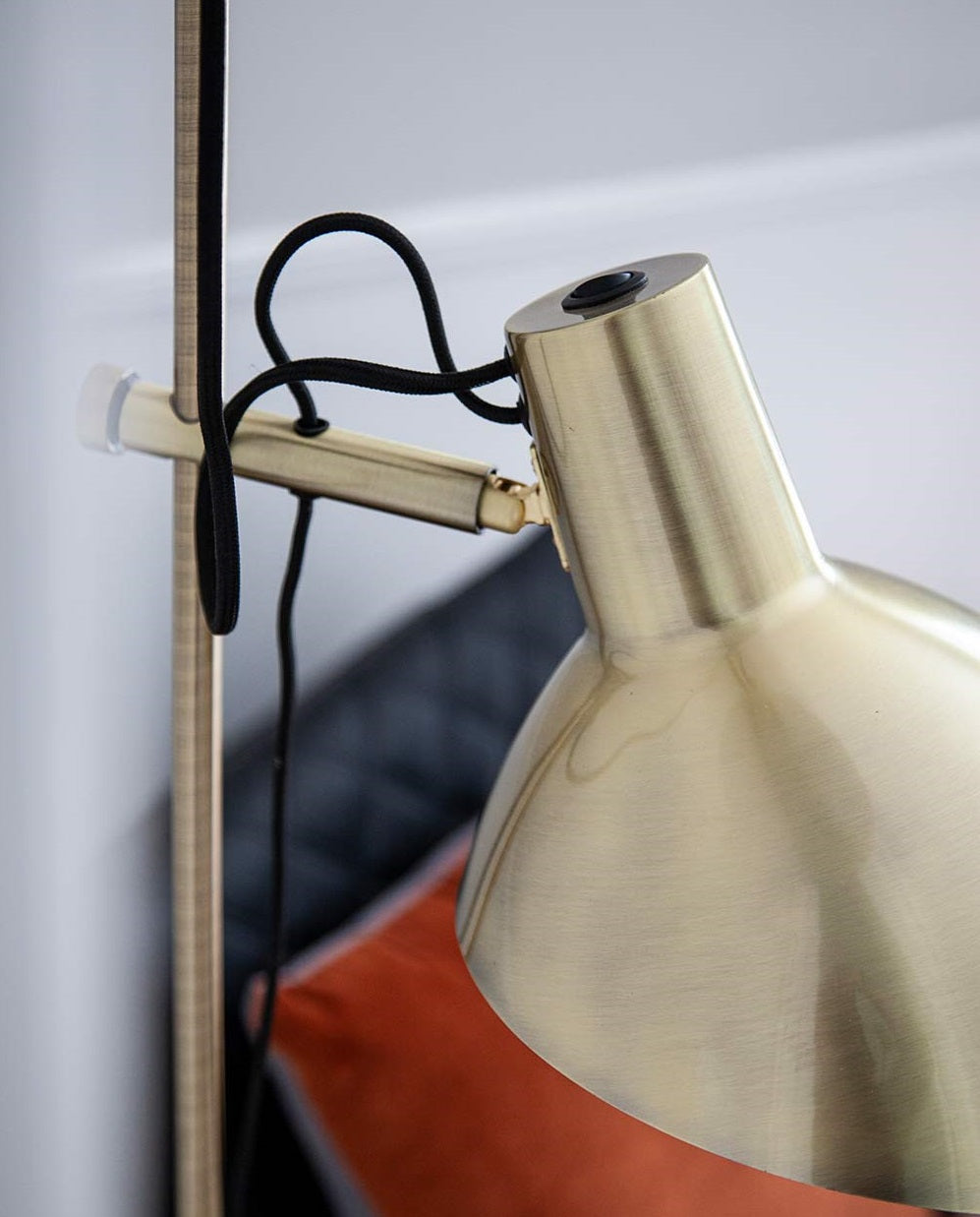 Metropole gulvlampe m. 2 arme fra Halo Design