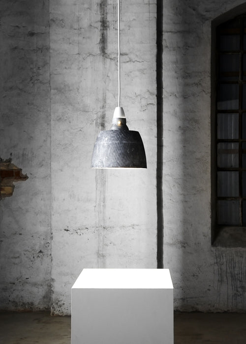 miljø billede af hang on honey i oxideret aluminium fra new works designet af niels bak rasmussen