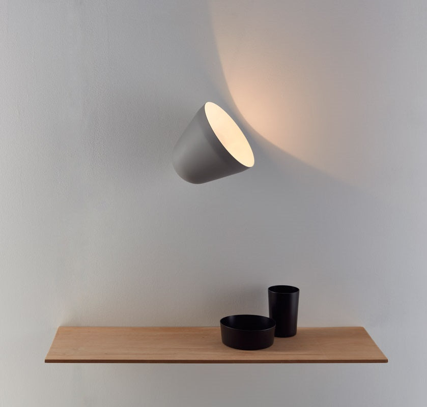 Tilt Short væglampe fra Nyta