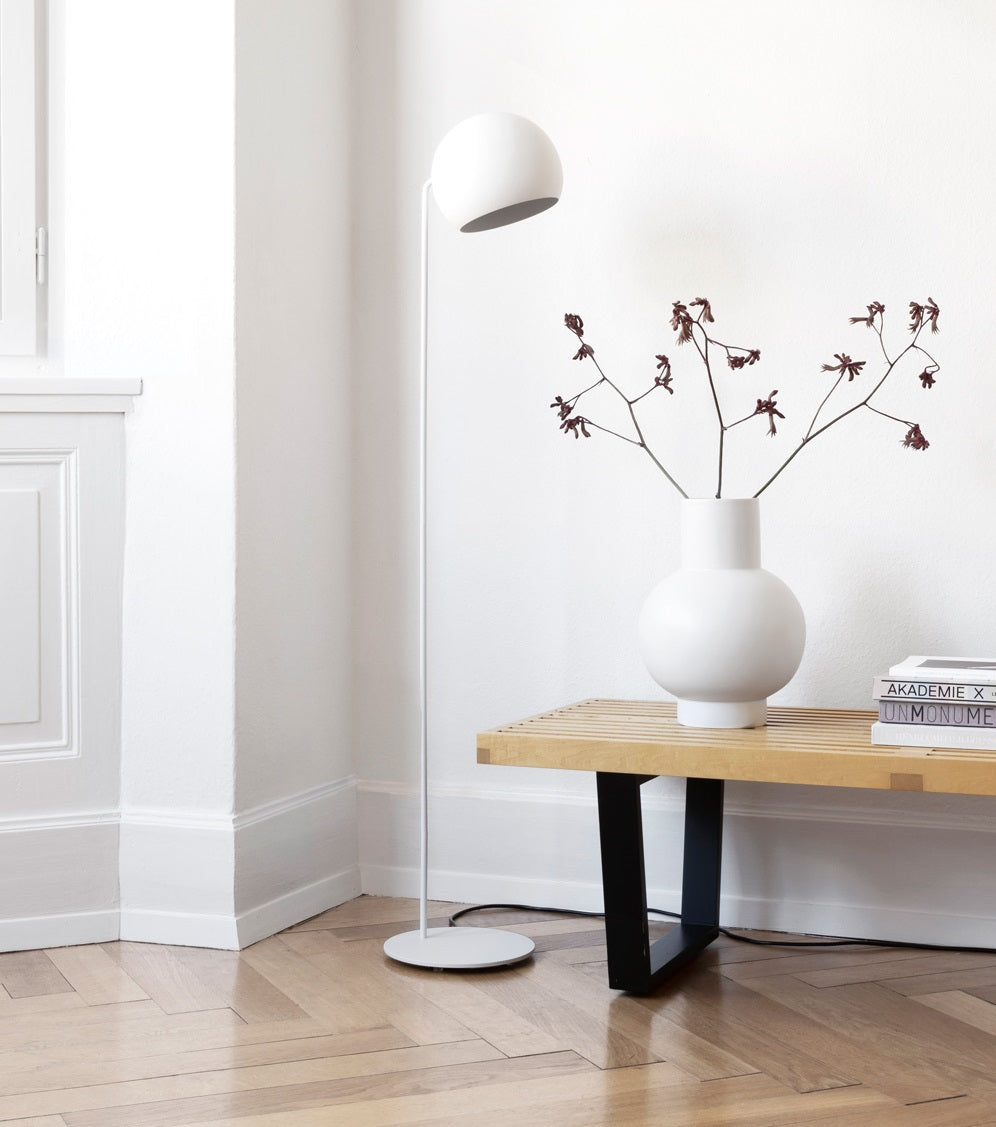 Tilt Globe gulvlampe fra Nyta