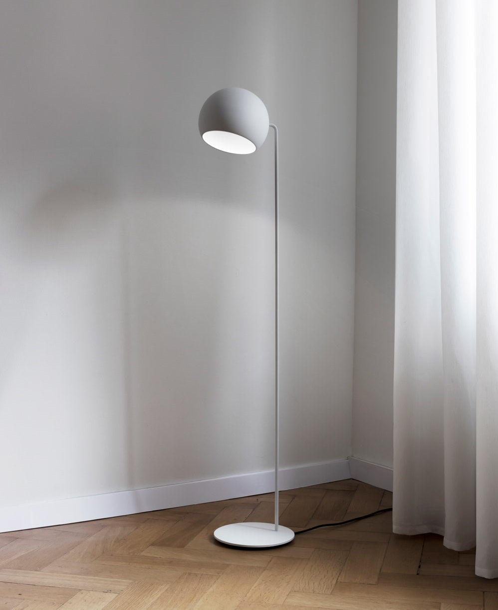 Tilt Globe gulvlampe fra Nyta