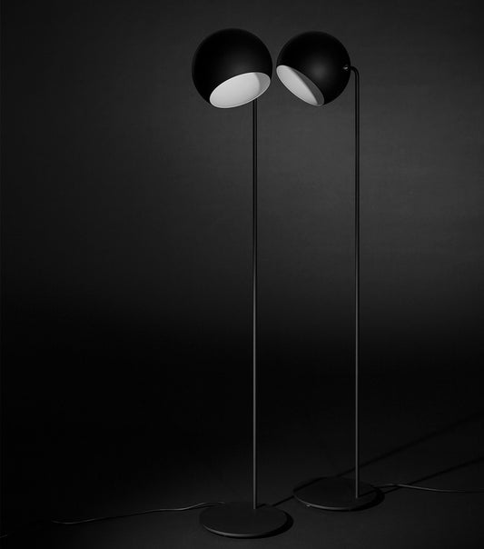 Tilt Globe gulvlampe fra Nyta