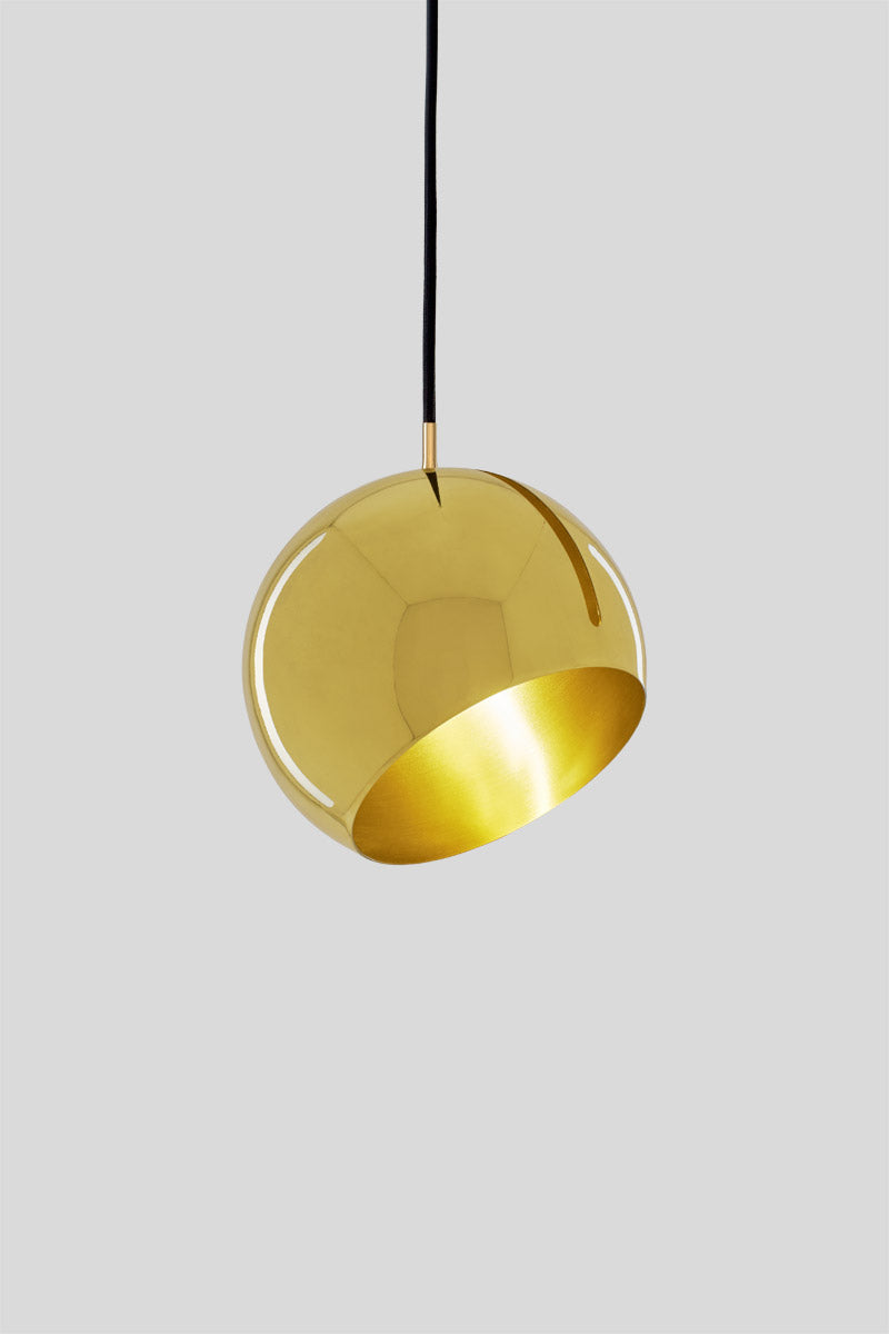 Tilt Globe Brass pendel fra Nyta