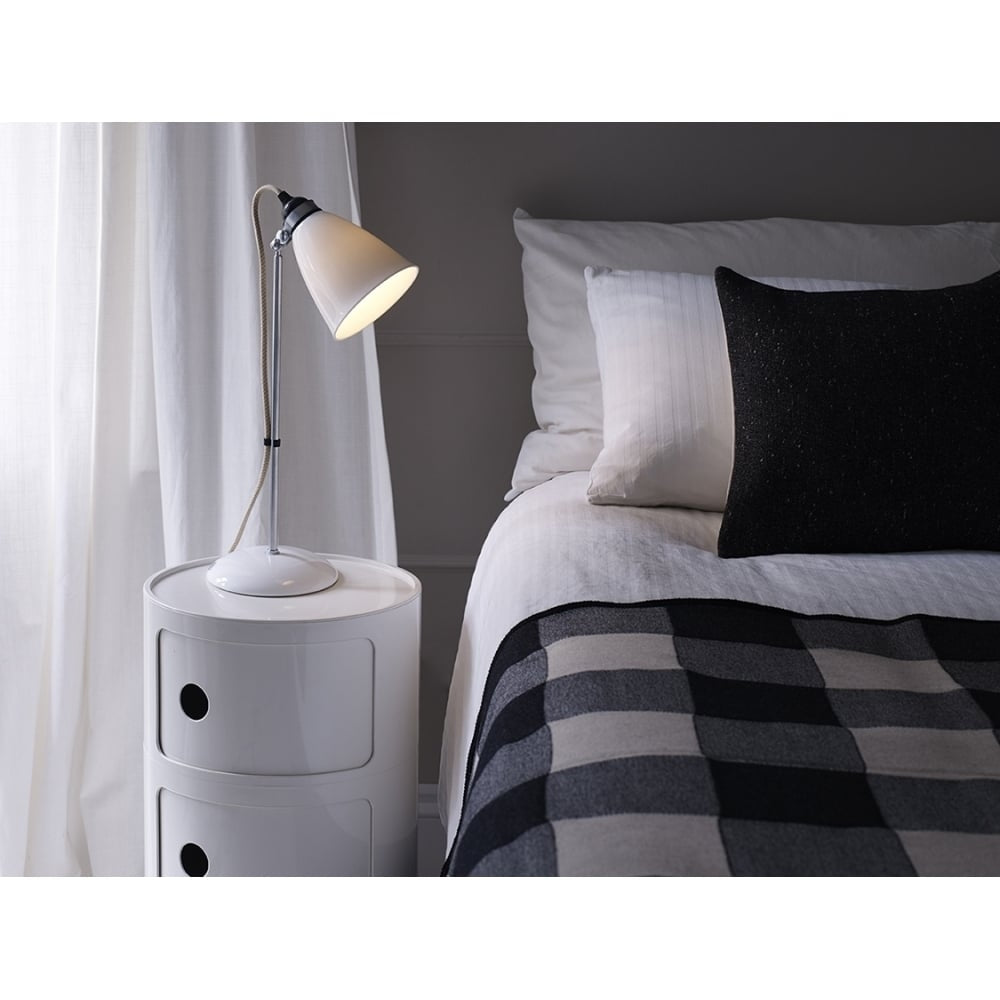 Miljøbillede af Hector Medium Dome bordlampe som sengelampe fra Original BTC