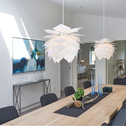 PineApple medium i hvid over spisebord en pendel fra Dyberg Larsen