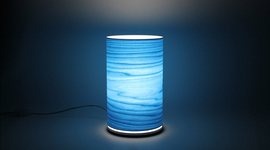 Pot bordlampe vist med blå træfiner skærm fra Icono